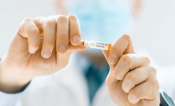 What's the Correct Way to Apply a Tick Prevention Collar on a Cat?